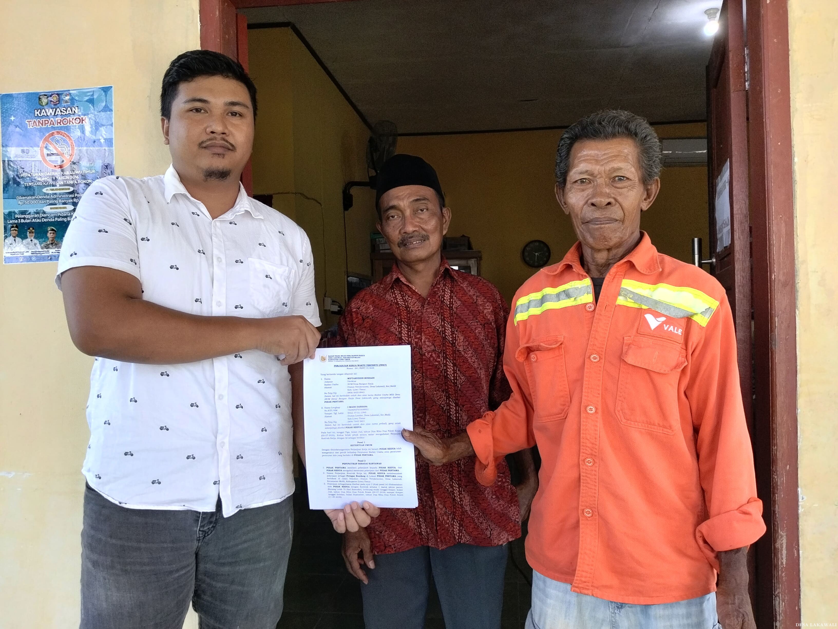 Direktur BUMDesa Bangun Harja dan Petugas Kandang Resmi Tandatangani Kontrak Kerja PKWT Budidaya Peternakan Ayam KUB Pedaging